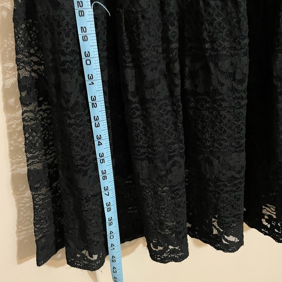 Beautiful black lace skirt - Picture 4 of 6